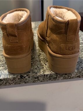 Brand newUGG Platform Short Shearling Boot in Chestnut Brown size 8